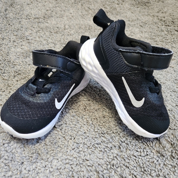 Nike Revolution toddler size 5c sneaker. Worn a few times but son outgrew - Picture 1 of 6